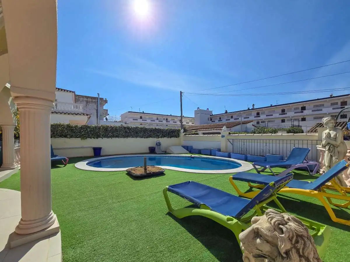 Piscina de Casa o xalet en venda en Empuriabrava amb Calefacció i Jardí privat