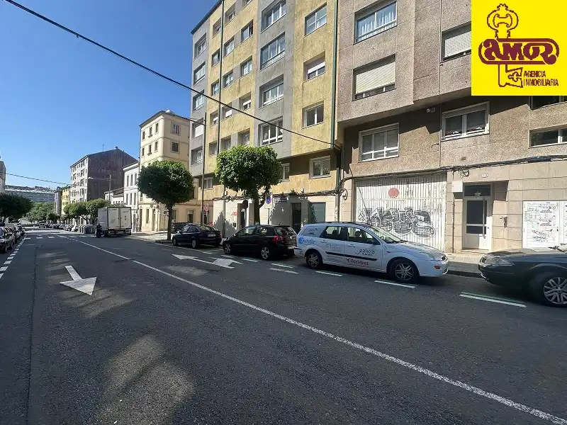 Vista exterior de Local en venda en Santiago de Compostela 