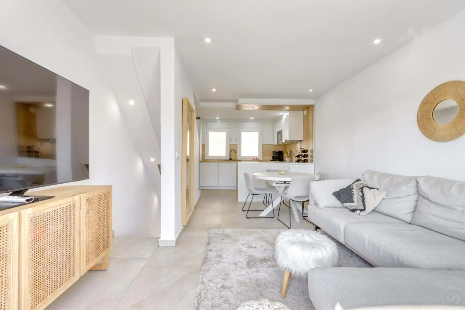 Wohnzimmer von Einfamilien-Reihenhaus zum Verkauf in Empuriabrava mit Klimaanlage, Heizung und Terrasse