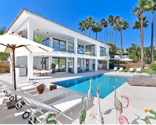 Vista exterior de Casa o xalet de lloguer en Marbella amb Aire condicionat, Jardí privat i Piscina