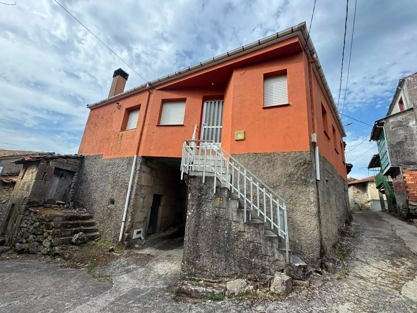 Vista exterior de Finca rústica en venda en Nogueira de Ramuín amb Traster i Moblat