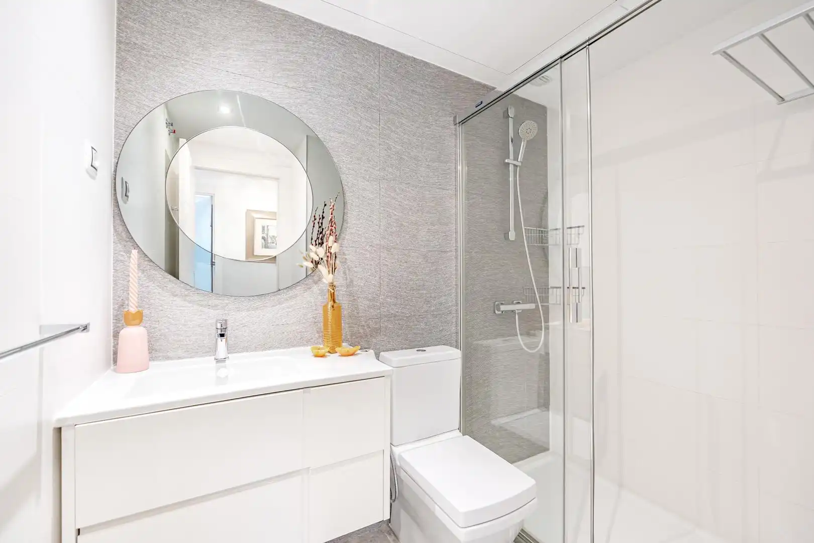 Bathroom of Ground floor for rent in Madrid  with Air Conditioner, Heating and Terrace