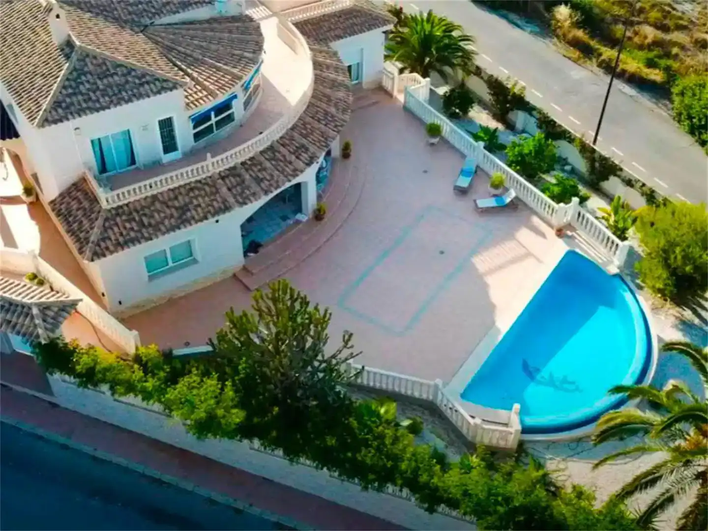 Vista exterior de Casa adosada en venda en El Campello amb Aire condicionat, Jardí privat i Traster