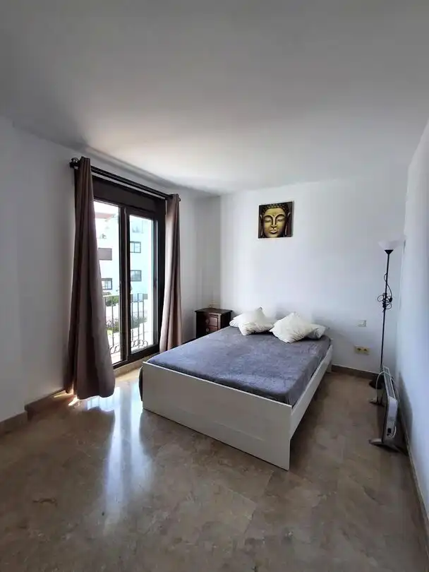 Dormitori de Casa adosada de lloguer en La Alcaidesa amb Aire condicionat, Calefacció i Jardí privat