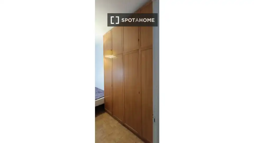 Dormitori de Apartament per a compartir en Madrid amb Aire condicionat, Terrassa i Moblat