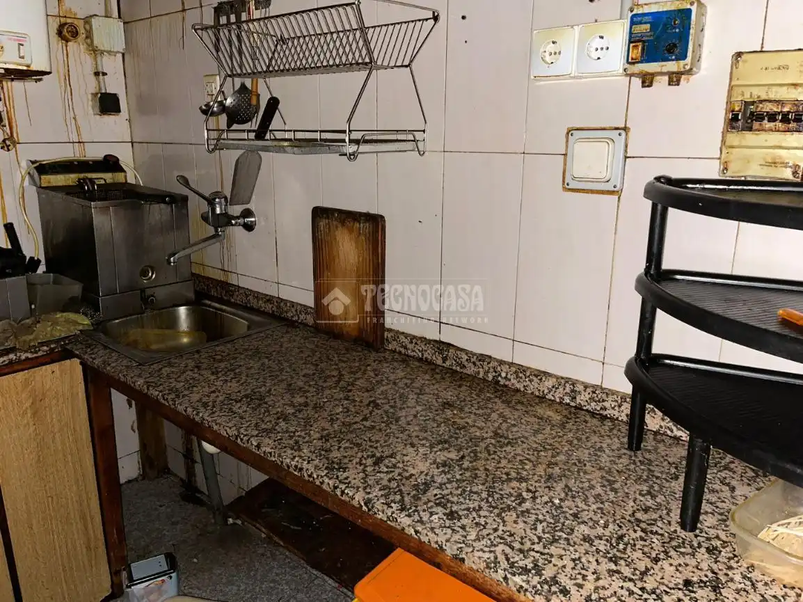 Cuina de Local de lloguer en León Capital  amb Calefacció