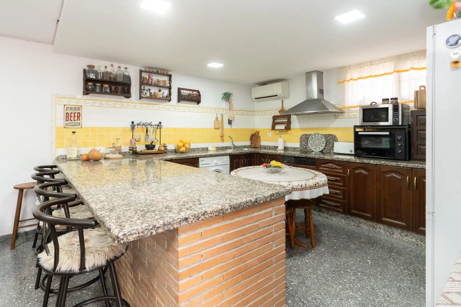 Cuina de Casa o xalet en venda en Motril amb Aire condicionat, Jardí privat i Terrassa