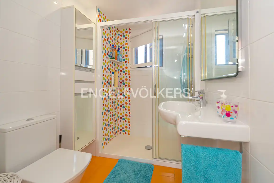 Bathroom of Apartments for sale in Benidorm  with Air Conditioner and Community pool