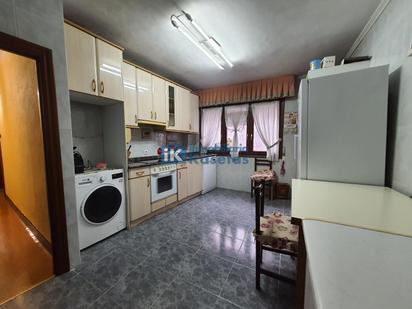 Kitchen of Flat for sale in Basauri 