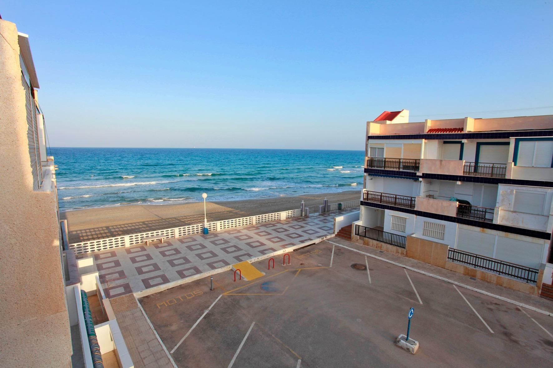 Vista exterior de Apartamento en venta en La Manga del Mar Menor con Jardín privado, Terraza y Piscina