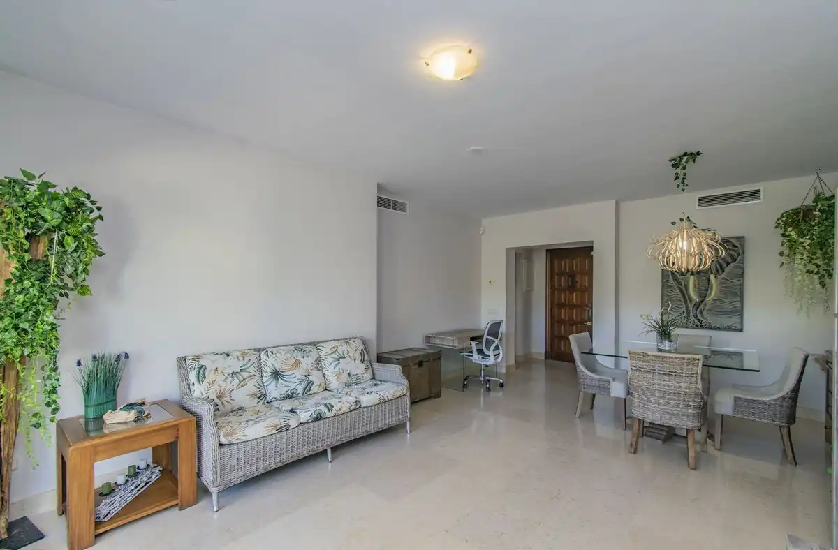 Sala d'estar de Apartament en venda en Benahavís amb Aire condicionat, Jardí privat i Moblat