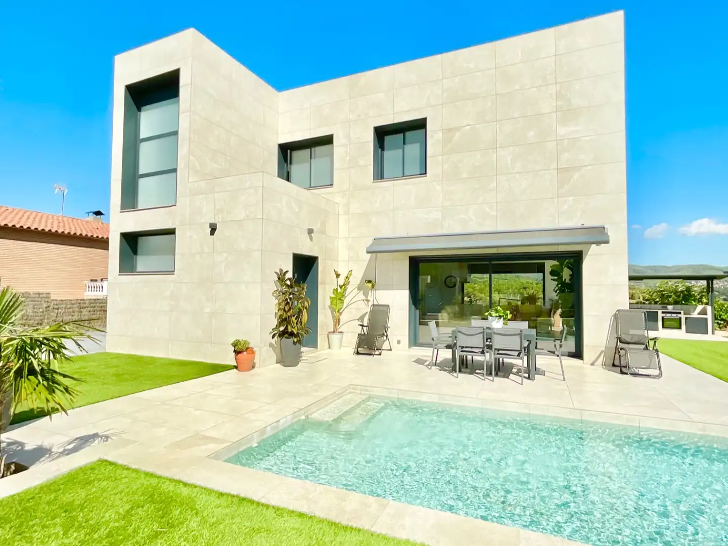 Vista exterior de Casa o xalet en venda en Castellar del Vallès amb Aire condicionat, Piscina i Balcó