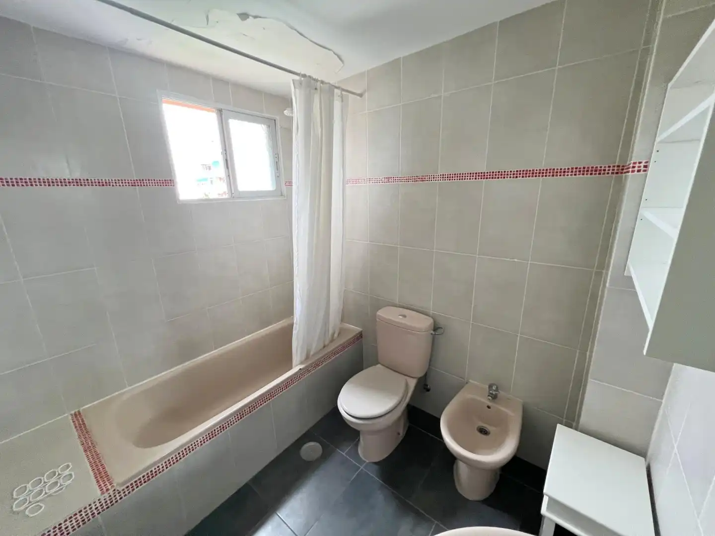 Badezimmer von Wohnung zum Verkauf in Torremolinos mit Klimaanlage, Privatgarten und Terrasse