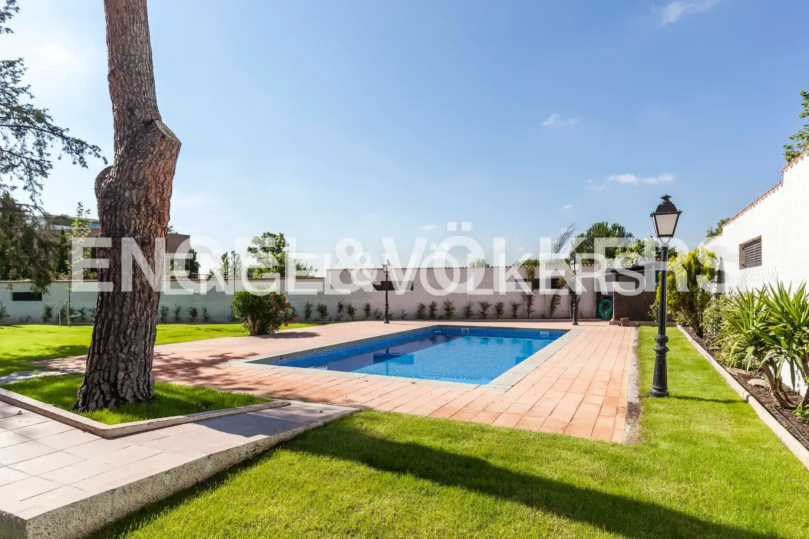 Piscina de Casa o chalet en venta en Madrid con Aire acondicionado, Calefacción y Jardín privado