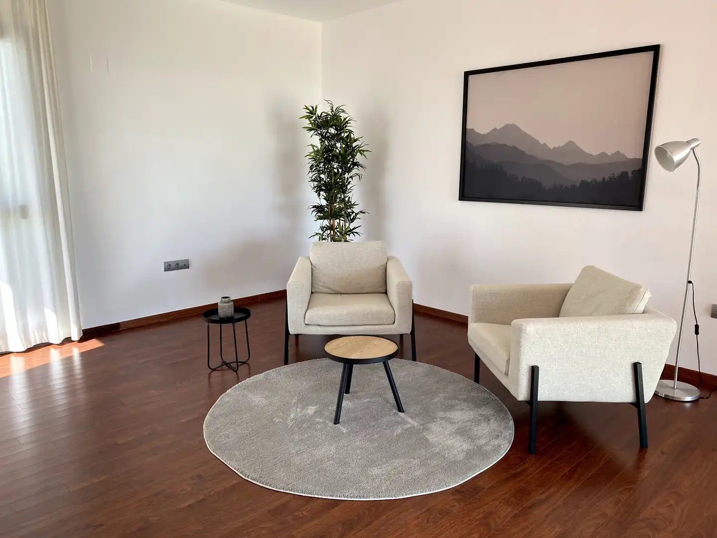 Sala d'estar de Casa adosada en venda en Benahavís amb Aire condicionat, Calefacció i Jardí privat