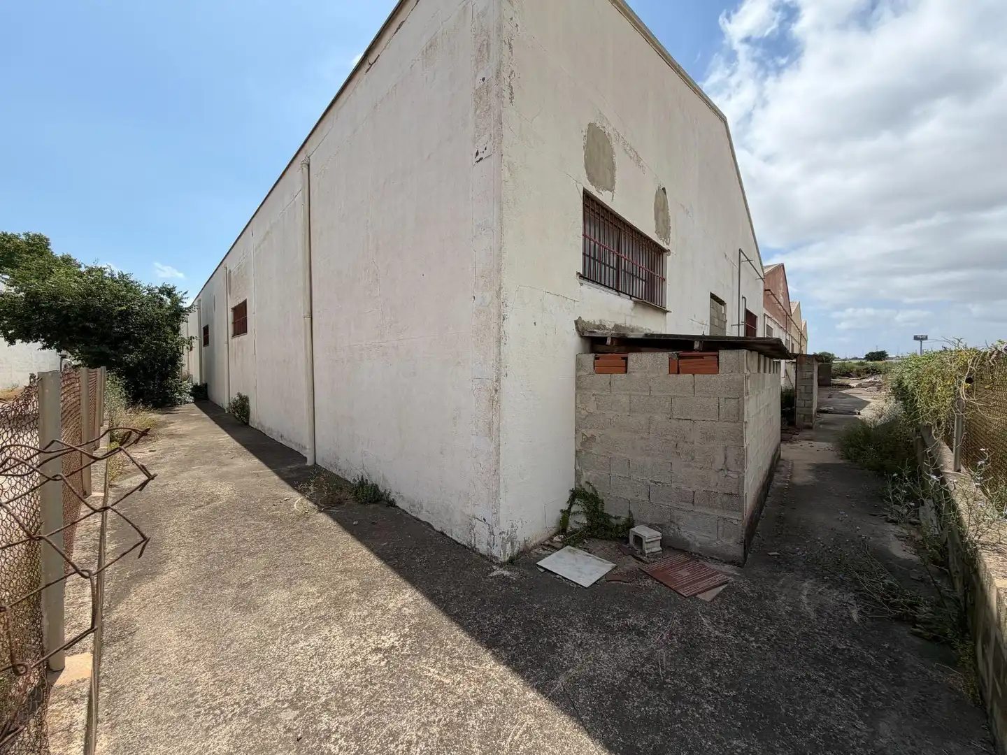 Vista exterior de Nave industrial en venta en Silla