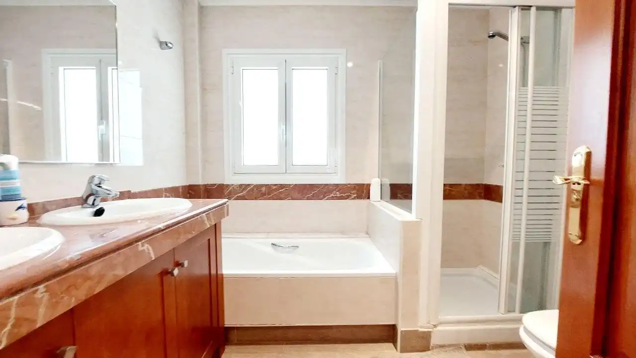 Baño de Casa adosada en venta en Santiago del Teide con Trastero, Jacuzzi y Piscina comunitaria
