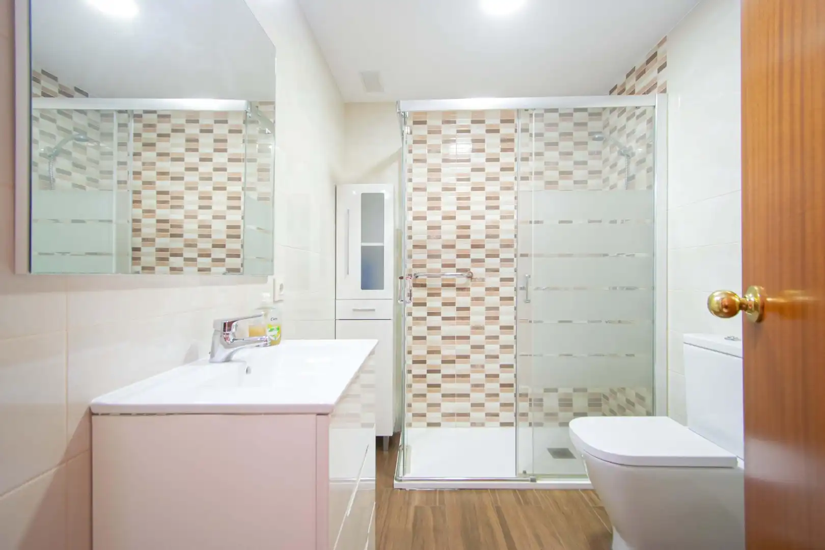 Badezimmer von Einfamilien-Reihenhaus zum Verkauf in Sevilla mit Klimaanlage und Heizung