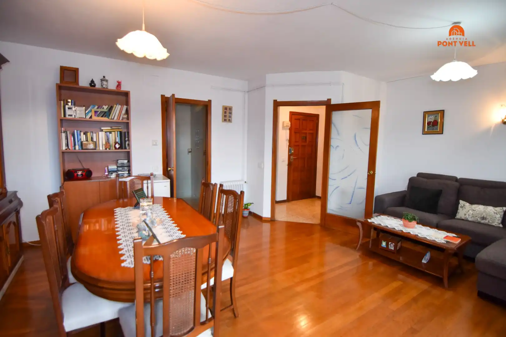 Sala d'estar de Pis en venda en La Bisbal d'Empordà amb Calefacció, Terrassa i Balcó