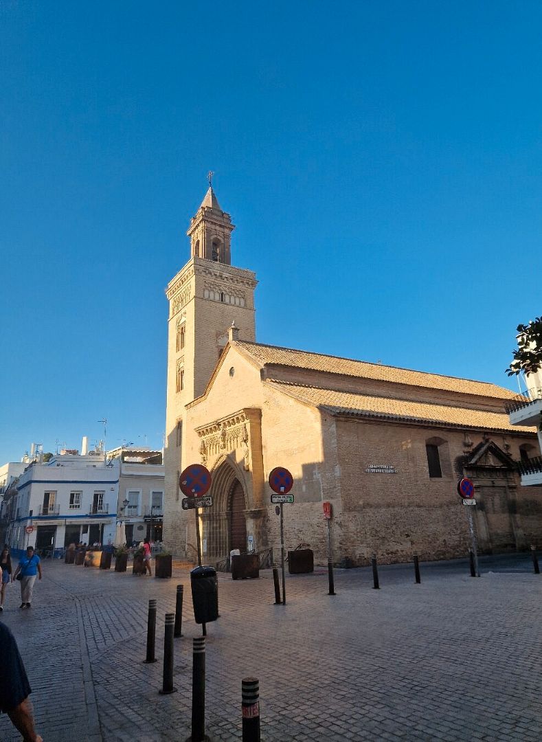 Exterior view of Flat to rent in  Sevilla Capital  with Air Conditioner, Furnished and Oven