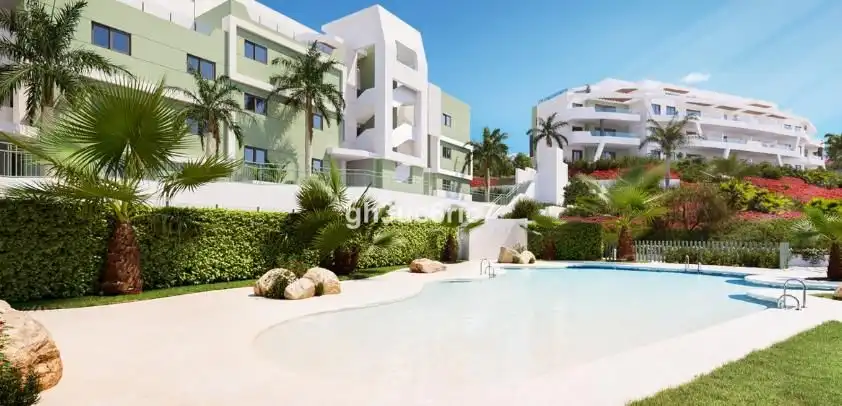 Apartamento con terraza en venta en Calahonda