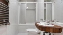 Bathroom of Flat for sale in  Barcelona Capital  with Air Conditioner, Heating and Oven