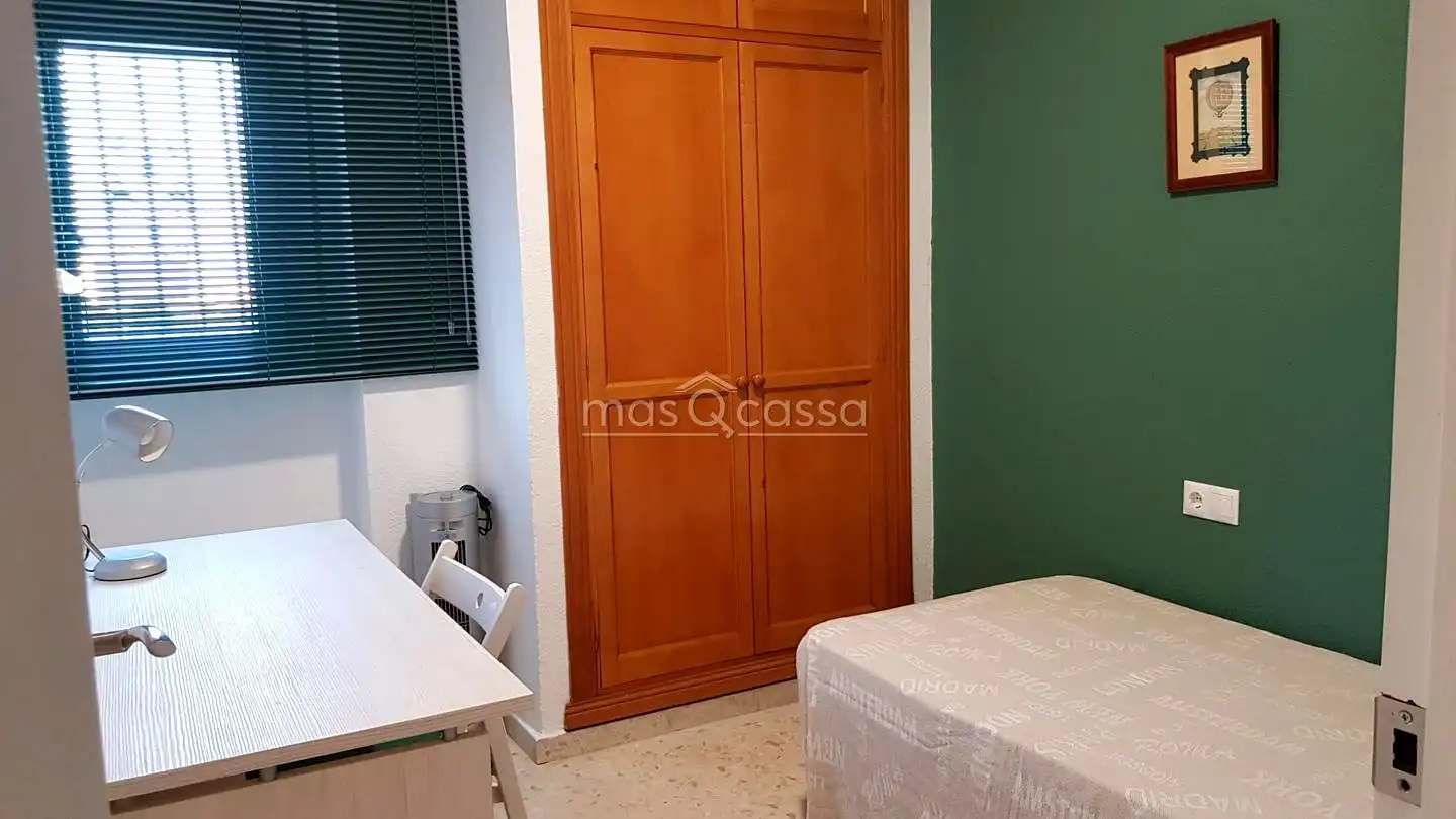 Habitación de Piso de alquiler en La Línea de la Concepción con Amueblado