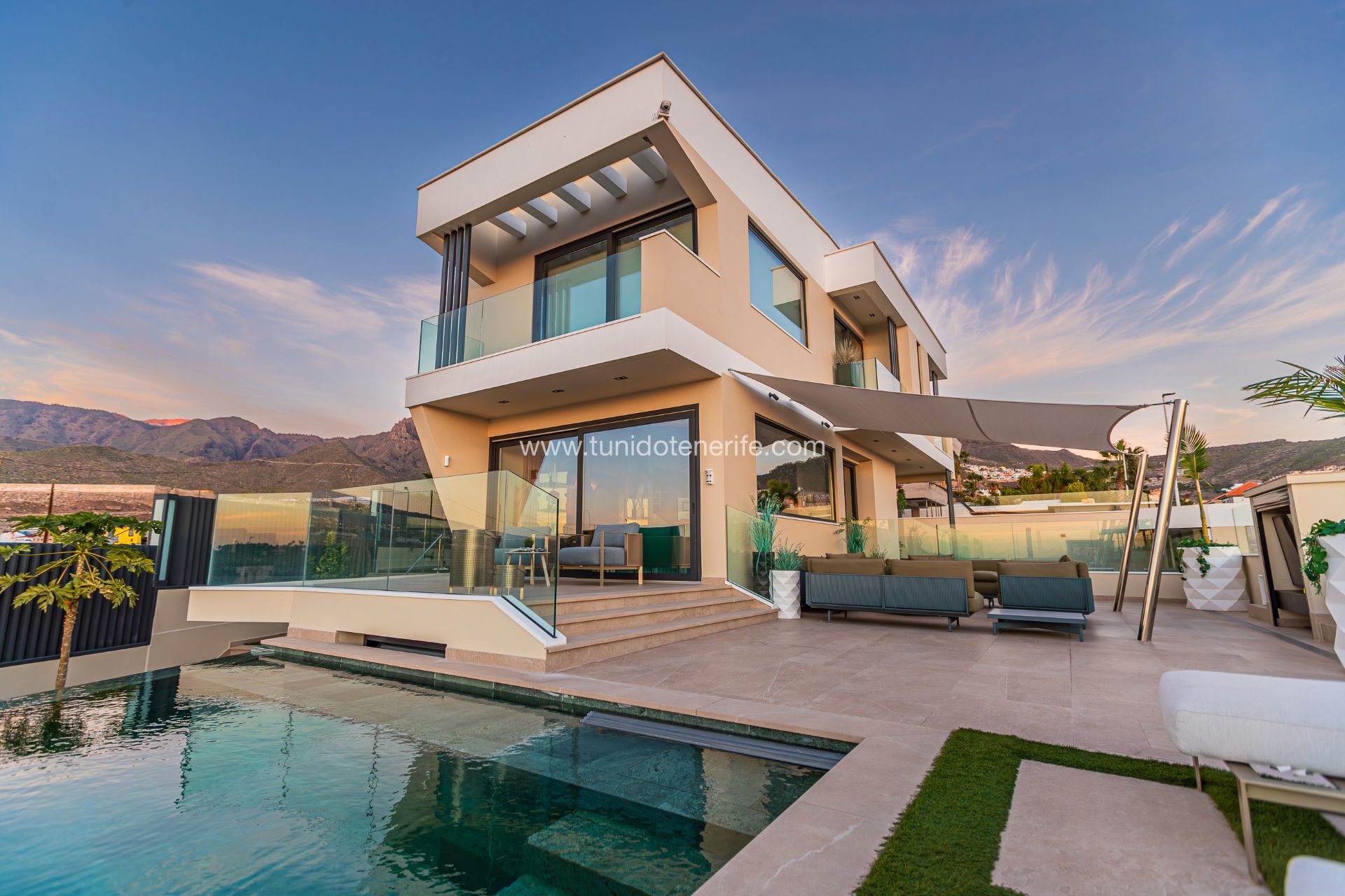 Vista exterior de Casa o xalet en venda en Almendralejo amb Aire condicionat, Jardí privat i Terrassa