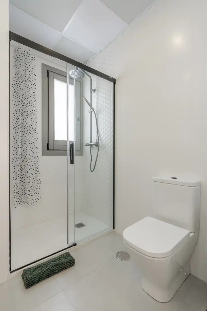 Bathroom of Flat for rent in Granada  with Air Conditioner, Heating and Furnished