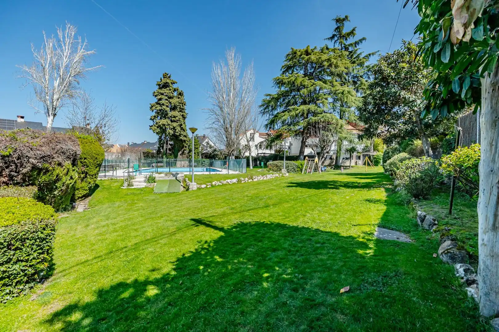 Jardí de Casa adosada en venda en Pozuelo de Alarcón amb Aire condicionat, Calefacció i Jardí privat