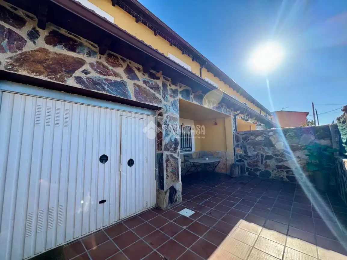 Vista exterior de Casa adosada en venta en Espinosa de Henares con Jardín privado y Trastero