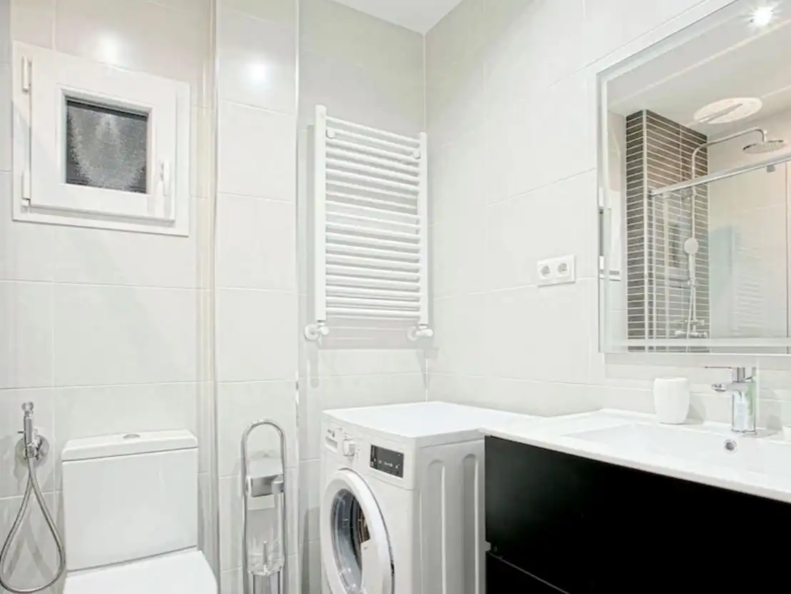 Badezimmer von Wohnungen zur Miete in Marbella mit Klimaanlage, Parkett und Möbliert