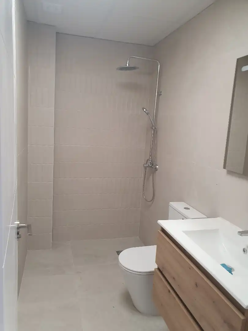 Badezimmer von Erdgeschoss zur Miete in Núcleo urbano