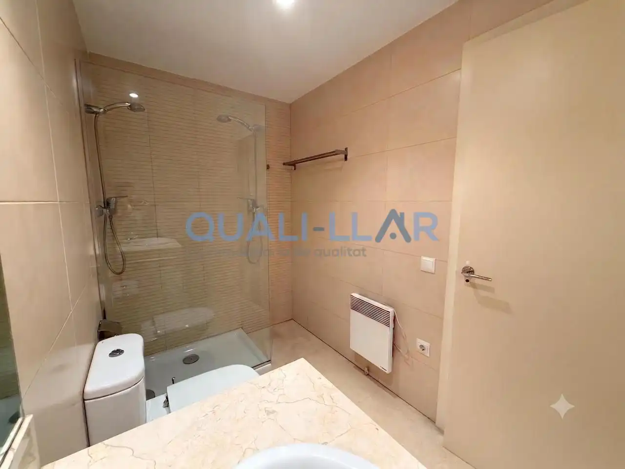 Baño de Apartamento en venta en Vilanova i la Geltrú con Calefacción, Trastero y Balcón