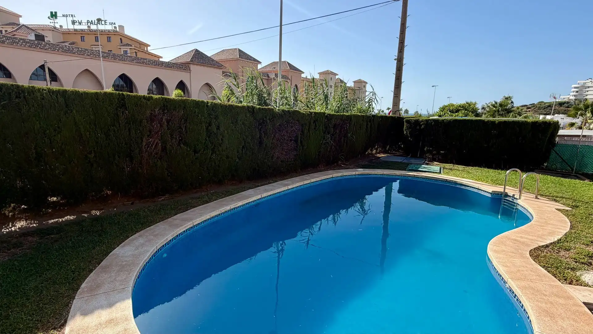 Schwimmbecken von Einfamilien-Reihenhaus zur Miete in Fuengirola mit Klimaanlage, Privatgarten und Terrasse