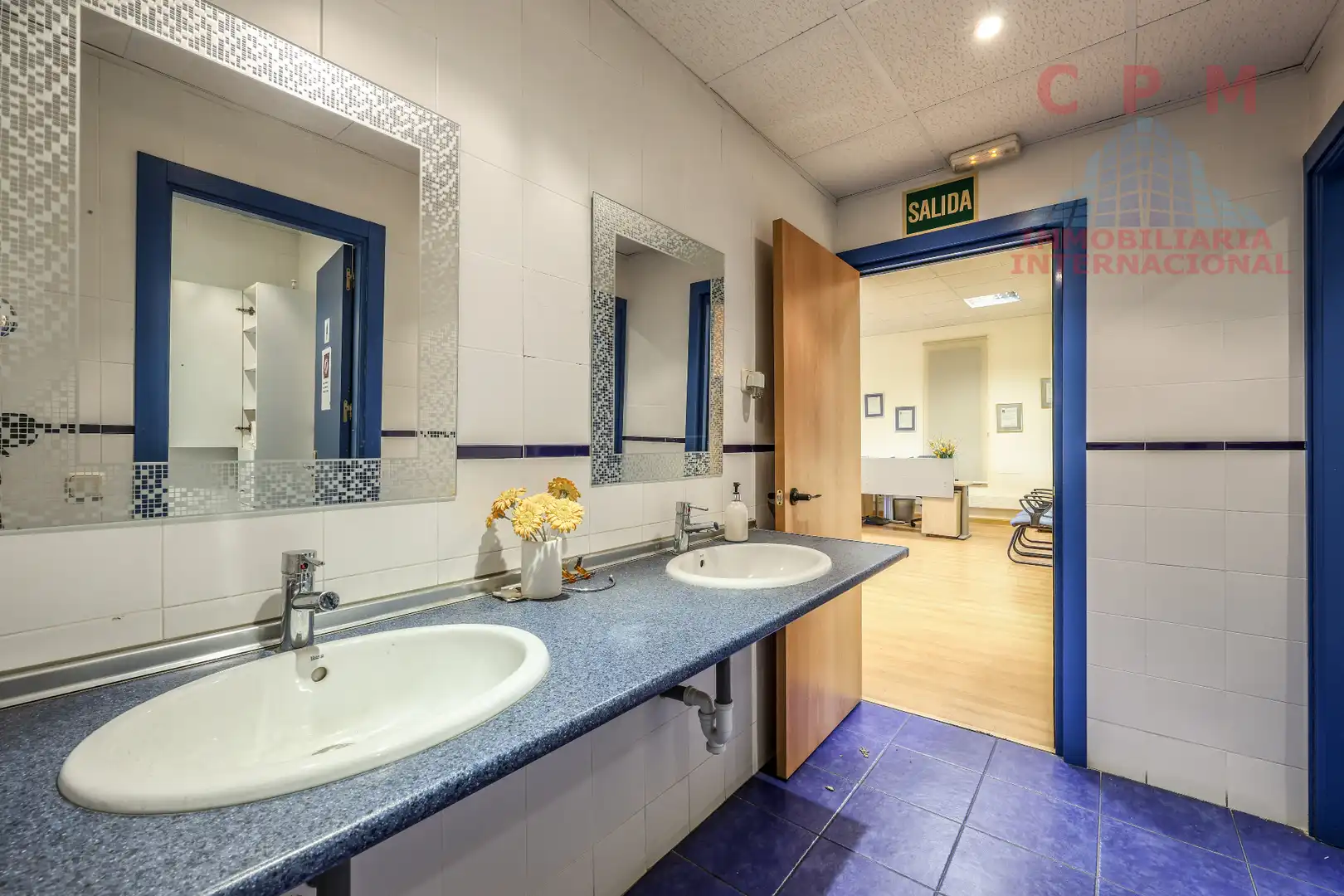 Baño de Local de alquiler en Madrid con Aire acondicionado, Calefacción y Parquet