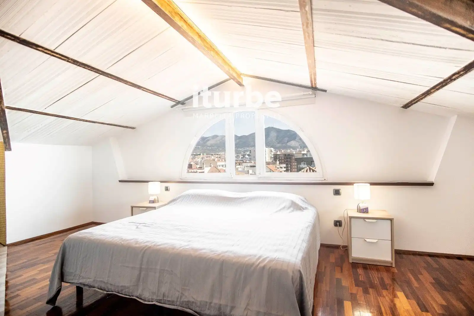 Schlafzimmer von Dachboden zur Miete in Fuengirola mit Klimaanlage, Terrasse und Möbliert