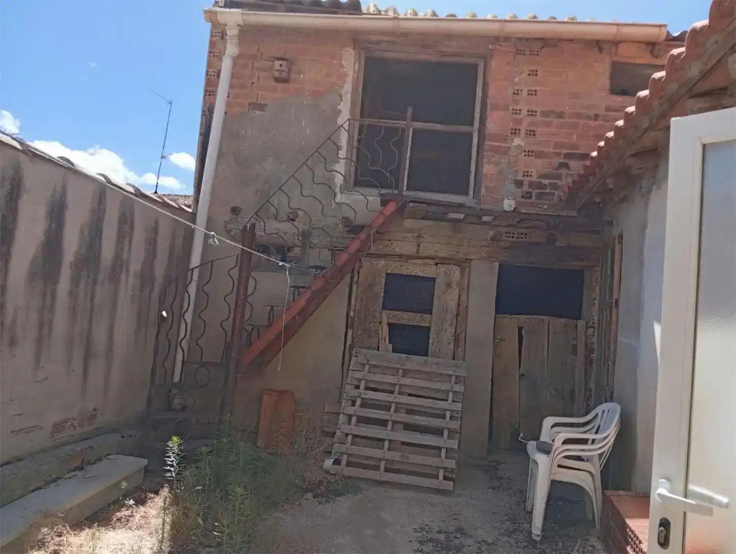 Vista exterior de Casa adosada en venda en Castromocho amb Balcó