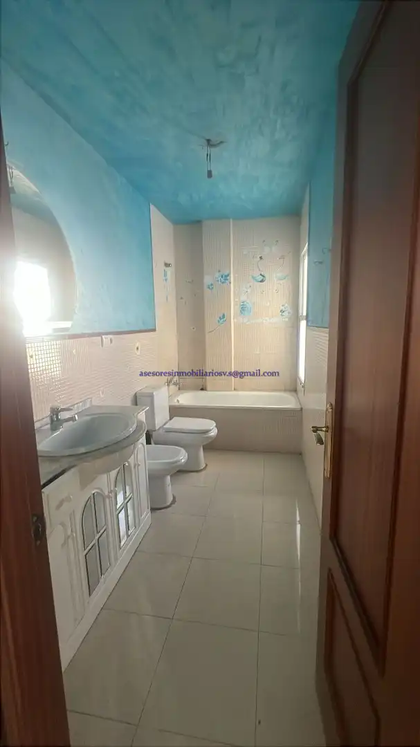 Badezimmer von Einfamilien-Reihenhaus zum Verkauf in Cantillana mit Balkon