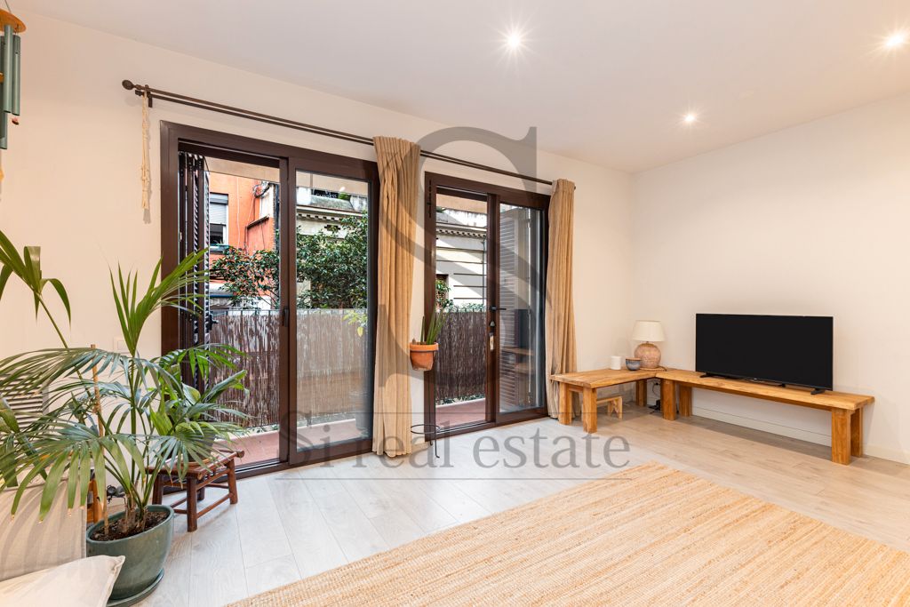 Exterior view of Flat for sale in  Barcelona Capital  with Air Conditioner, Heating and Parquet flooring