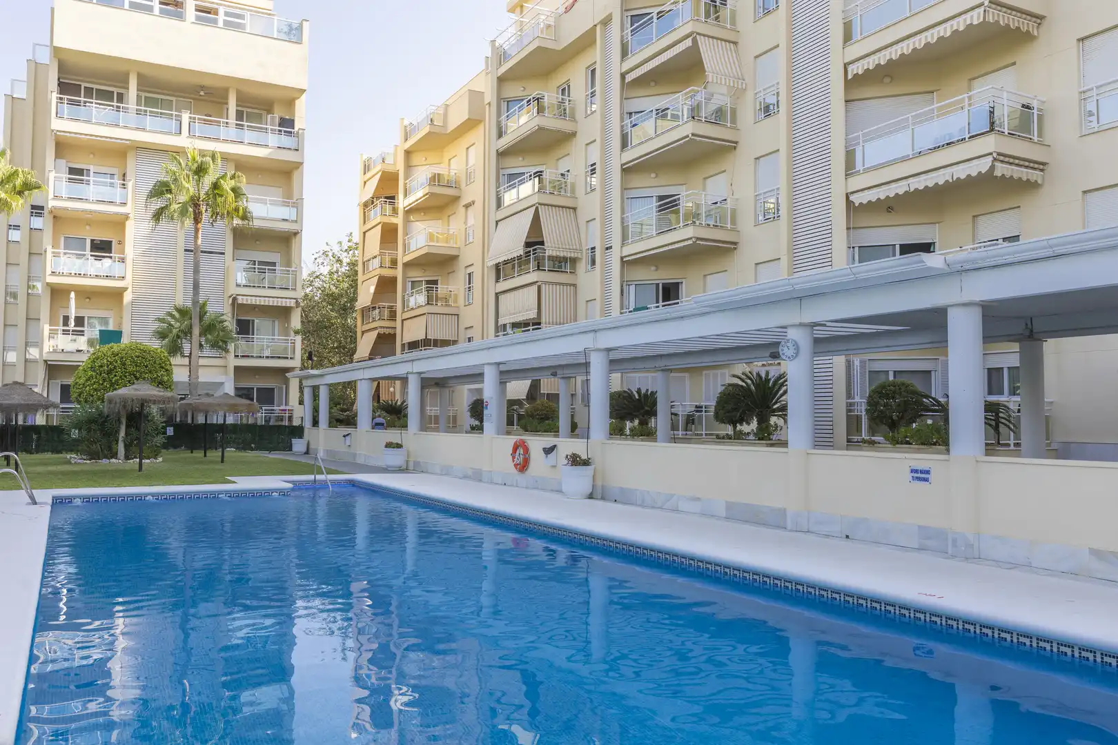 Piscina de Ático en venta en Motril con Terraza, Balcón y Piscina comunitaria