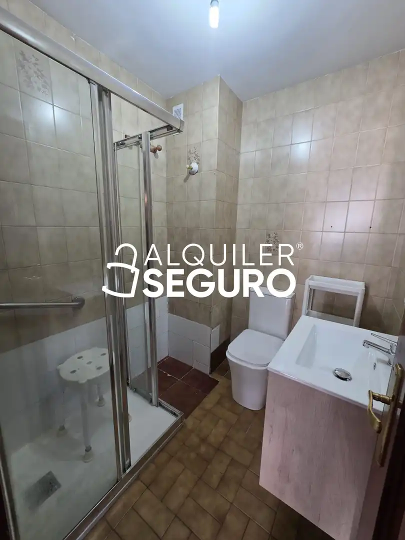 Baño de Piso de alquiler en Burgos con Calefacción, Terraza y Amueblado