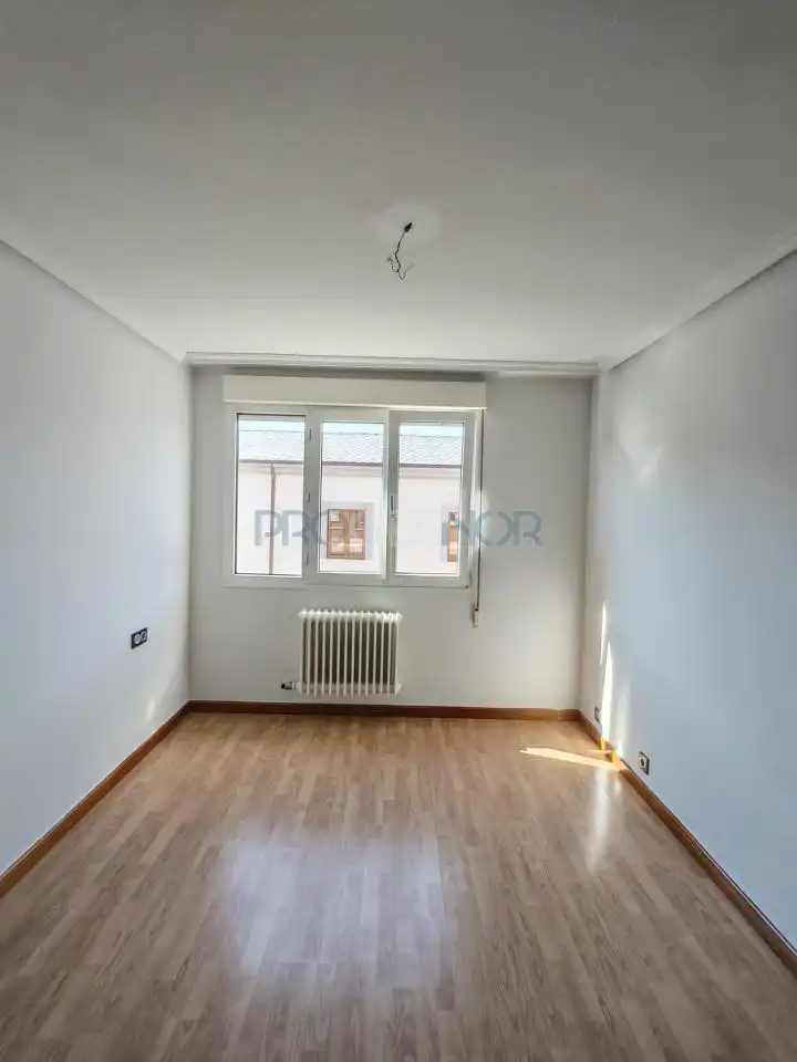 Habitación de Apartamento en venta en San Andrés del Rabanedo con Calefacción