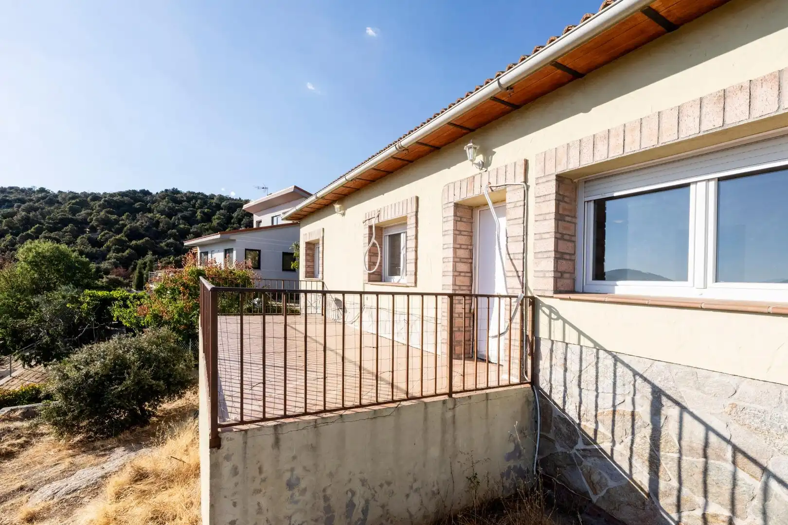 Vista exterior de Casa o xalet en venda en Santa María de la Alameda amb Calefacció, Jardí privat i Terrassa