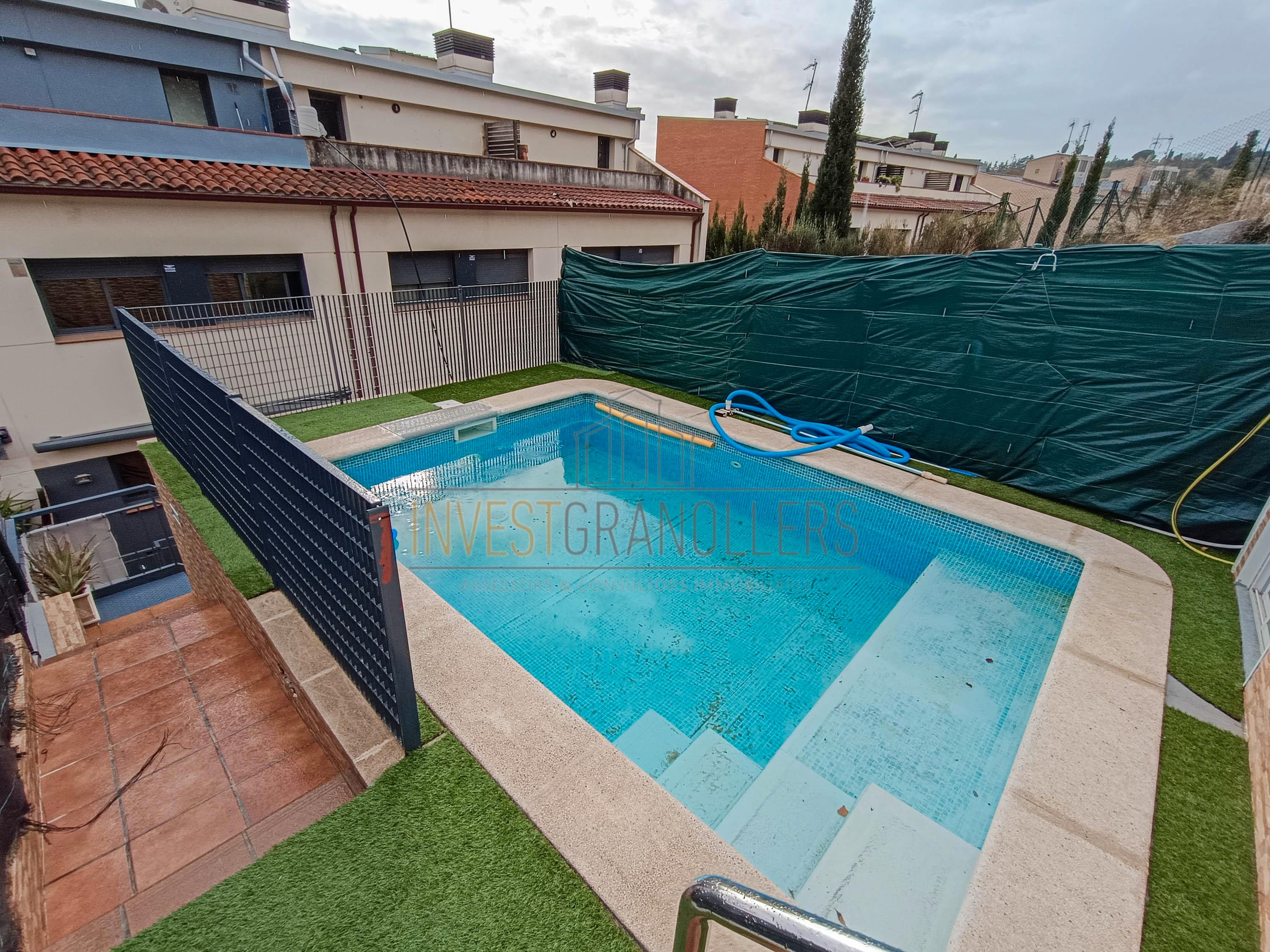 Swimming pool of Single-family semi-detached for sale in Granollers  with Air Conditioner, Private garden and Parquet flooring