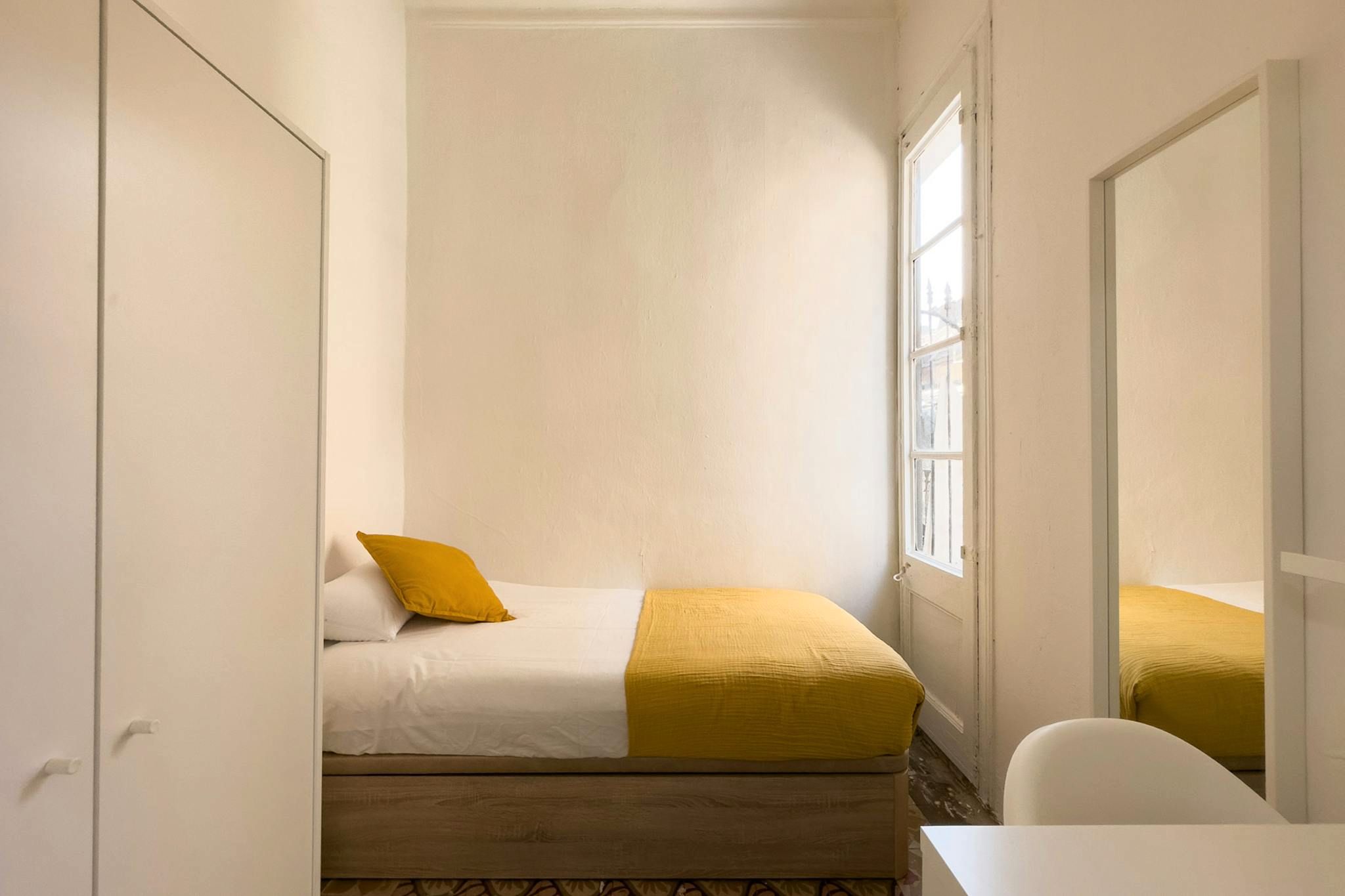 Bedroom of Flat to share in  Barcelona Capital  with Washing machine