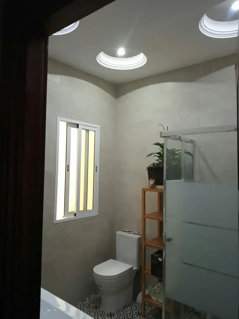 Bathroom of Flat for share in Valencia  with Air Conditioner, Heating and Furnished