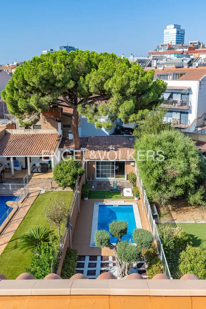 Vista exterior de Casa adosada en venda en Sabadell amb Aire condicionat, Calefacció i Jardí privat