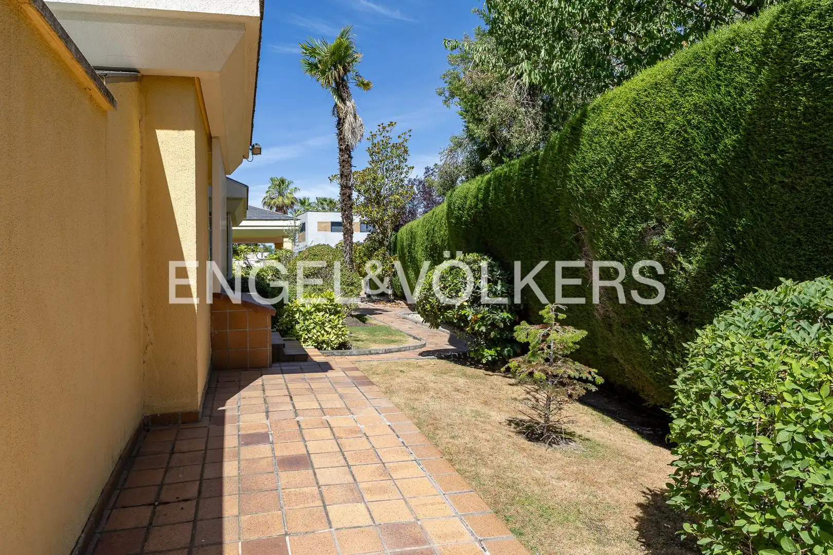 Vista exterior de Casa o xalet en venda en La Moraleja amb Aire condicionat, Calefacció i Jardí privat