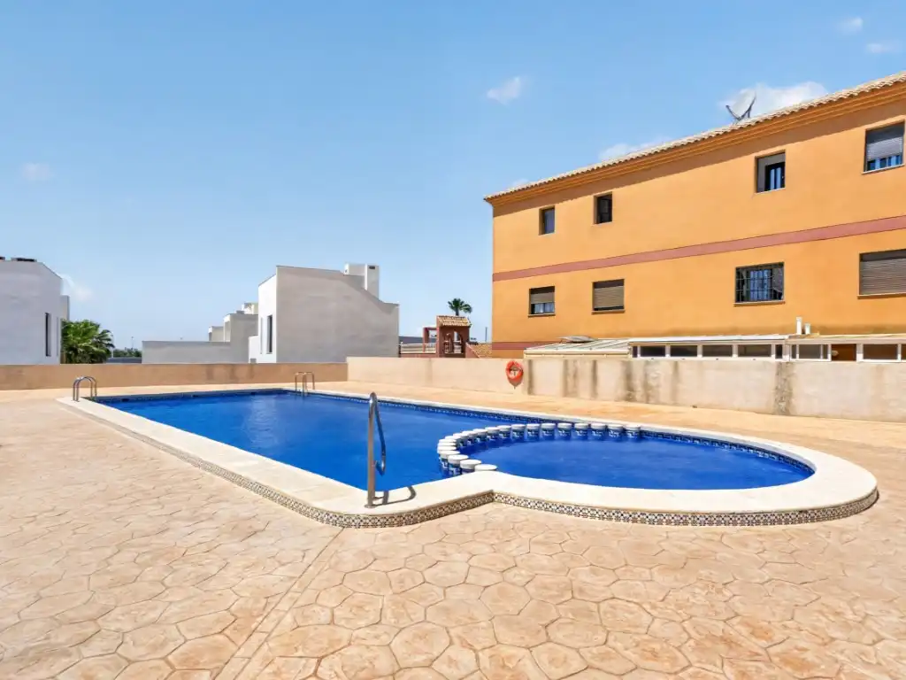 Piscina de Casa adosada en venda en Torrevieja amb Aire condicionat, Moblat i Forn